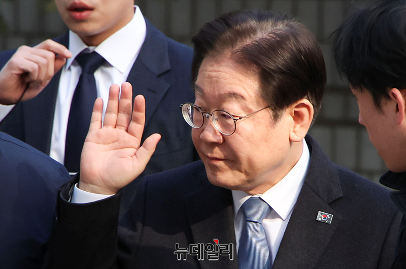 ▲ 이재명 더불어민주당 대표가 18일 오전 서울 서초구 서울중앙지방법원에서 열린 '대장동 배임·성남FC 뇌물' 관련 1심 속행 공판에 출석하며 지지자들에게 인사하고 있다. ⓒ서성진 기자