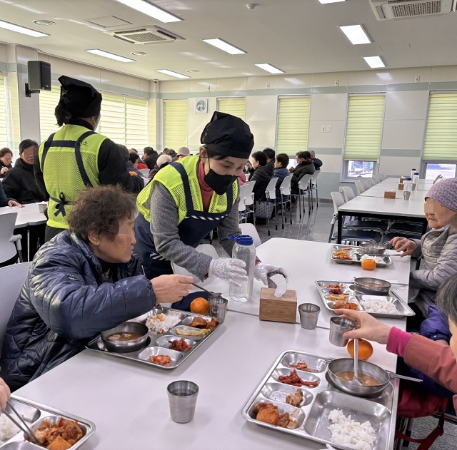 ▲ 포항시 남구보건소는 18일 제철동 인덕어울림복지회관 무료급식소에서 배식 봉사활동을 펼쳤다.ⓒ포항시