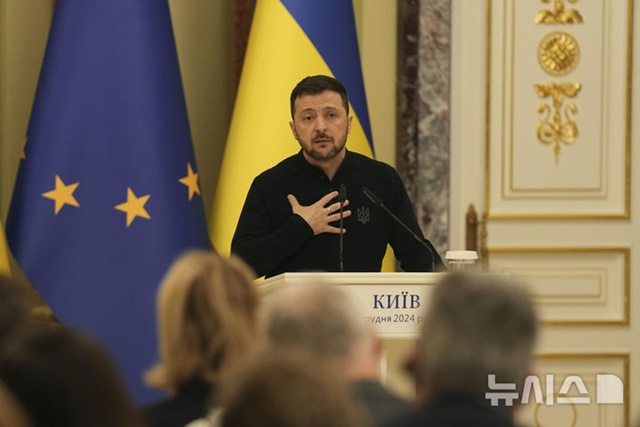 ▲ 볼로디미르 젤렌스키 우크라이나 대통령이 키이우에서 열린 안토니우 코스타 유럽연합 정상회의 상임의장과 공동 기자회견을 하고 있다. 241201 AP/뉴시스. ⓒ뉴시스