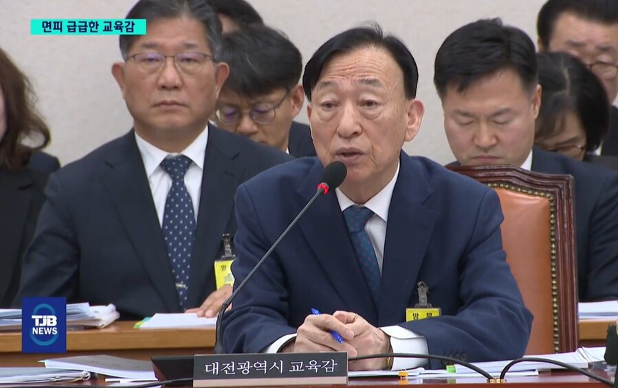 ▲ 설동호 대전시교육감이 18일 국회 교육위원회 긴급 현안 질의에서 지난 10일 발생한 ‘김하늘 양 피살’ 사건과 관련해 답변하고 있다. 의원들은 설 교육감에 대해 질타하면서 변명과 무성의한 답변을 반복하고 있다고 비판했다.ⓒTJB뉴스 캡처