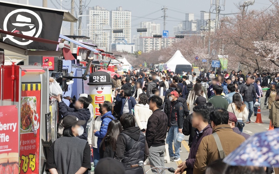 ▲ 청주시는 ‘벚꽃과 함께하는 제3회 청주 푸드트럭 축제’에 참여할 푸드트럭 영업자를 공개 모집한다.ⓒ청주시