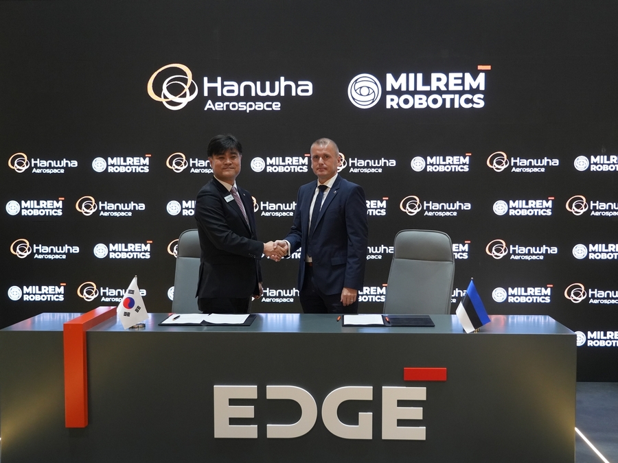 ▲ 지난 18일 UAE 아부다비에서 진행 중인 'IDEX 2025' 전시회에서 김동현 한화에어로스페이스 LS사업부장(왼쪽)과 쿨다 바라시(Kuldar Väärsi) 밀렘 로보틱스 CEO(오른쪽)가 양사 간 UGV 공동개발 및 전략적 파트너십을 확대하는 양해각서(MOU)를 체결하고 기념사진을 찍고 있다. ⓒ한화에어로
