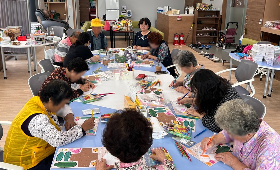 ▲ 괴산군 보건소(소장 윤태곤) 치매안심센터 기억지킴이 쉼터 프로그램 운영 사진.ⓒ괴산군