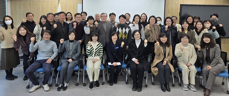 ▲ 세종교육청이 최근 선발한 학교폭력 전담 조사관 32명이 힘찬 출발을 다짐하고 있다.ⓒ세종교육청