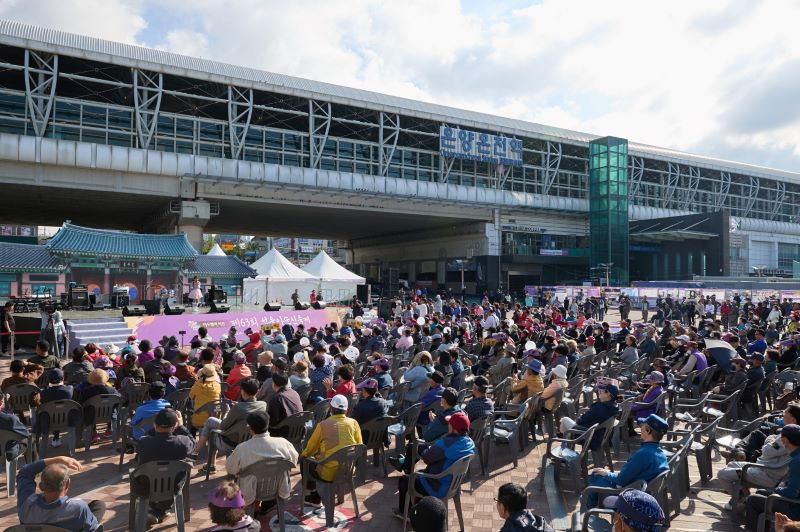 ▲ 성웅 이순신 축제 프로그램 가운데 하나가 온양온천역 앞에서 열리고 있는 모습.ⓒ아산시