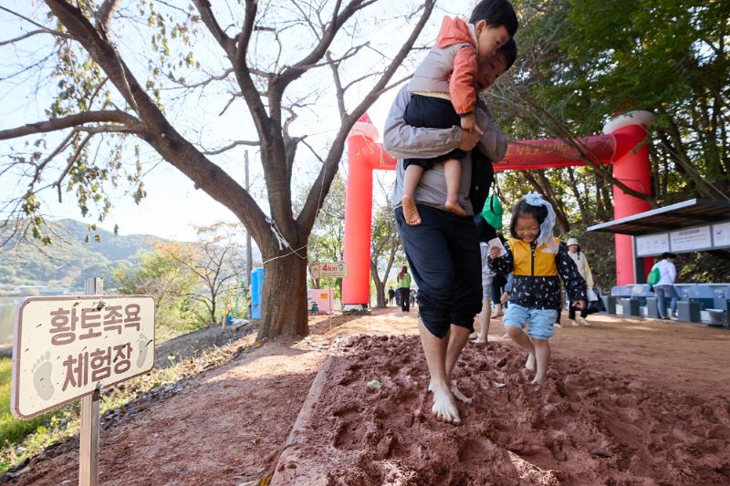 ▲ 맨발 황톳길 걷기 축제에 참가한 시민들이 즐거운 시간을 보내고 있다.ⓒ아산시