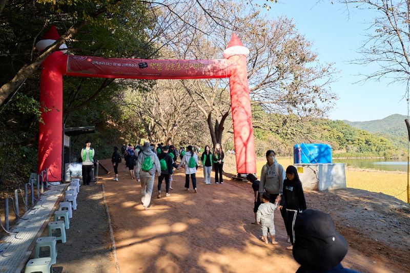 ▲ 궁평저수지에서 열린 맨발 황톳길 걷기 축제 모습.ⓒ아산시