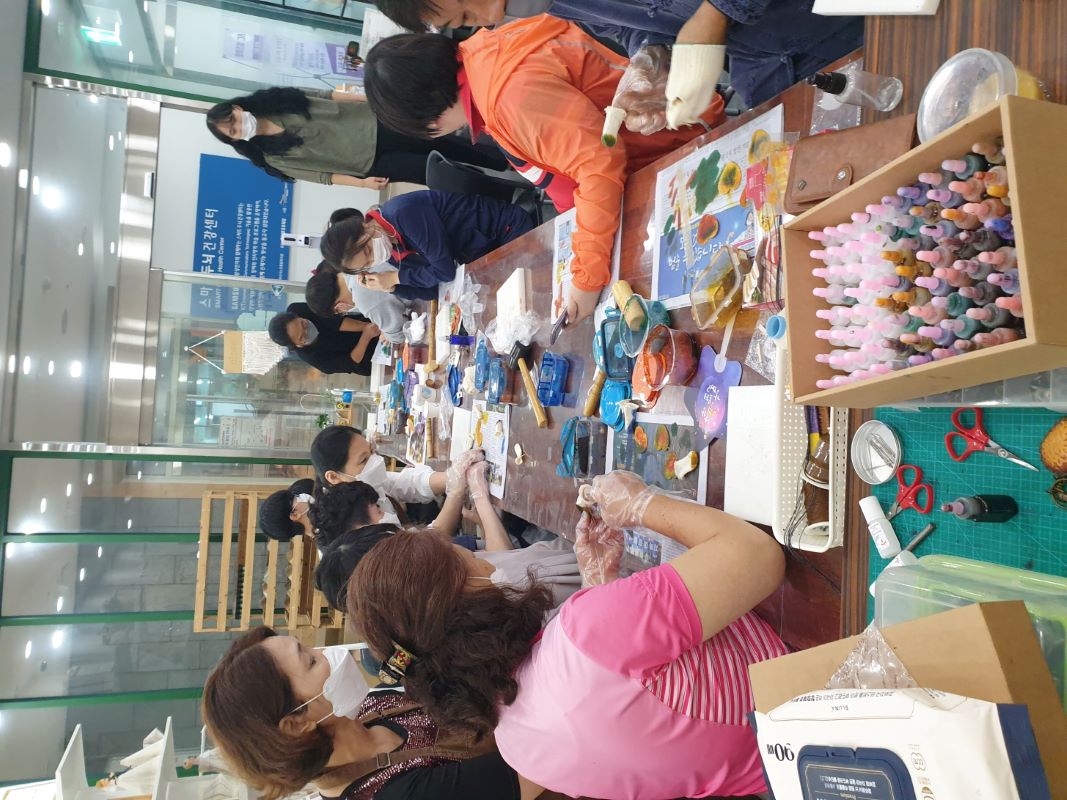 ▲ 3년 연속 ‘장애인 평생학습도시’에 선정된 아산시 장애인 평생교육 프로그램에 참가한 모습.ⓒ아산시