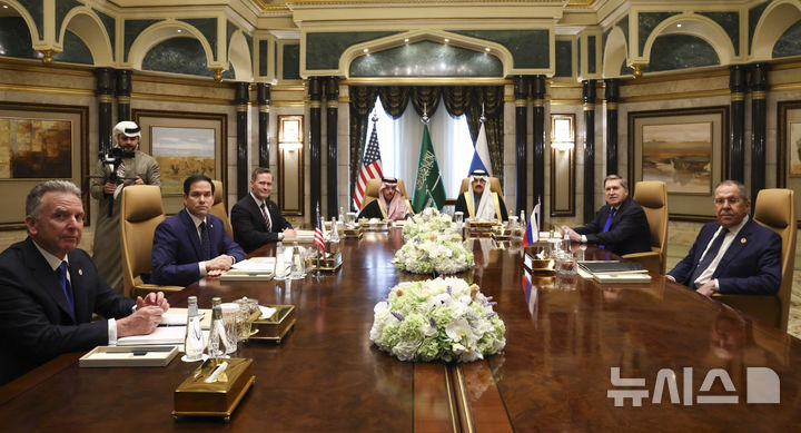 ▲ 미국과 러시아 대표단이 18일(현지 시간) 사우디아라비아 리야드 디리야궁에서 '우크라이나 전쟁 종전'을 위한 첫 고위급 회담을 하고 있다. ⓒAP/뉴시스