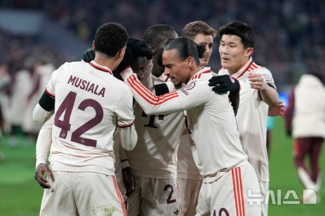 ▲ FC 바이에른 뮌헨(독일 분데스리가)이 독일 바이에른주의 알리안츠 아레나에서 열린 셀틱 FC(스코틀랜드 프리미어십)와의 2024-2025 UEFA UCL 녹아웃페이즈 플레이오프(PO) 2차전에서 1대 1로 비겼다. 앞서 1차전 원정 경기에서 2대 1로 이겼던 뮌헨은 16강에 진출했다. 250218 AP/뉴시스. ⓒ뉴시스