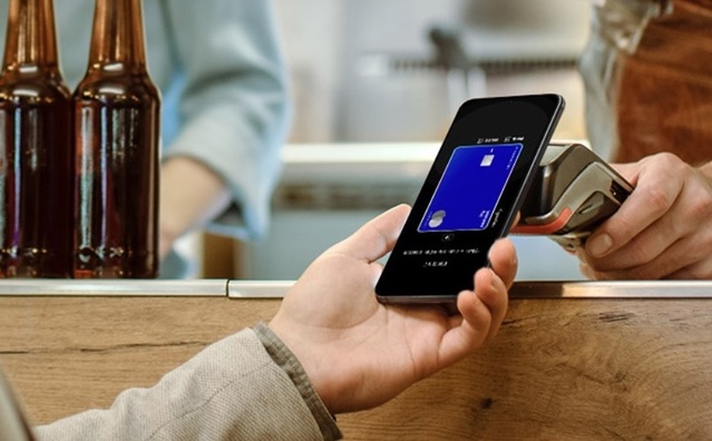 ▲ 삼성페이로 오프라인 매장에서 결제를 진행하고 있는 모습. ⓒ삼성전자