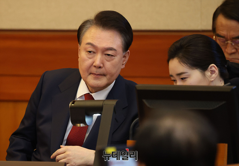 ▲ 윤석열 대통령이 13일 서울 종로구 헌법재판소에서 열린 '탄핵심판 8차 변론'에 출석해 자리하고 있다. (사진=공동취재단)