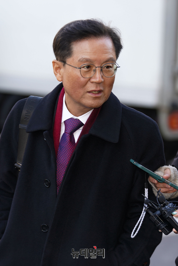 ▲ 윤석열 대통령 측 변호인인 윤갑근 변호사가 18일 서울 종로구 헌법재판소에서 열린 윤석열 대통령 탄핵심판 9차 변론기일에 출석해 입장을 밝히고 있다. (사진=공동취재단)