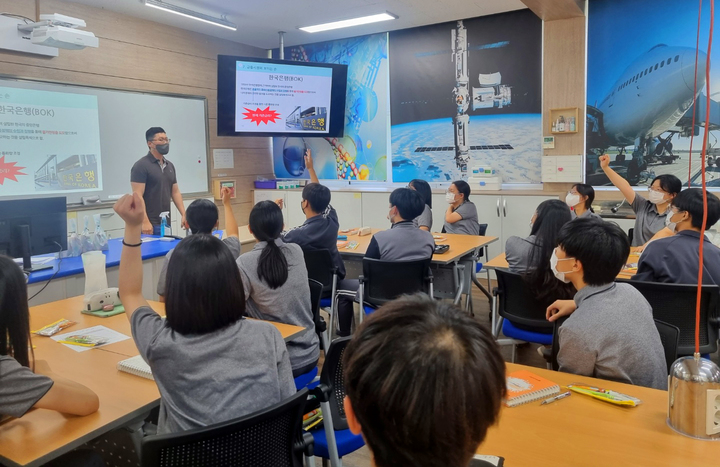 ▲ 2022년 7월 BNK경남은행 이창희 차장이 남해 창선고등학교 학생을 대상으로 스마트 경제교육을 하고 있다. ⓒ뉴시스