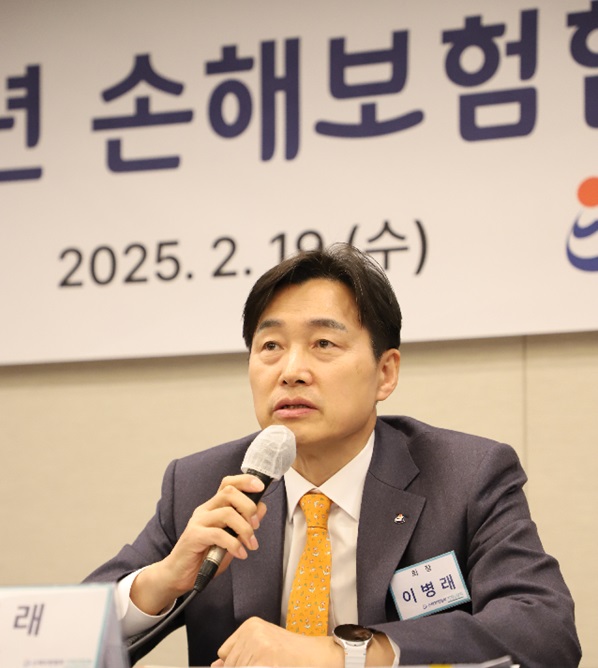 ▲ 이병래 손해보험협회 회장이 19일 서울 중구 한국프레스센터에서 열린 '2025년도 기자 간담회'에서 모두발언을 하고 있다.ⓒ손해보험협회