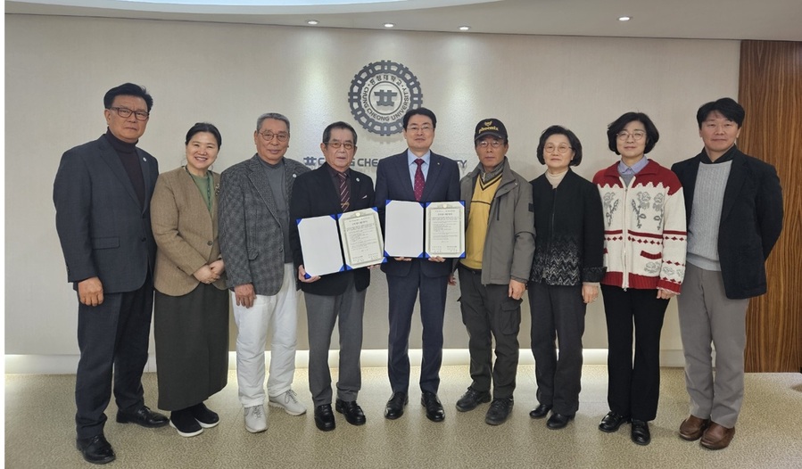 ▲ 충청대학교는 19일 오전 총장실에서 청주시파크골프협회(회장 한종수)와 산학협력 협약을 체결했다.ⓒ충청대학교