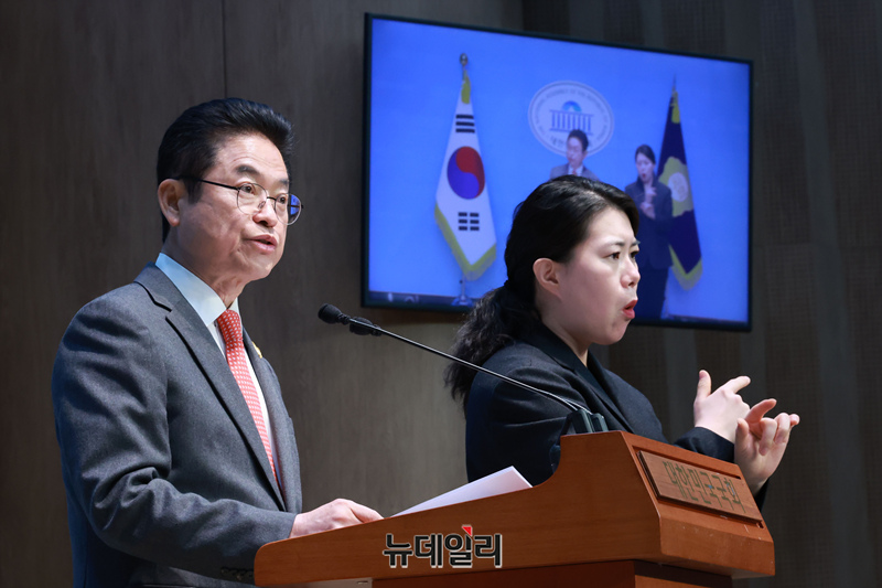 ▲ 이철우 경북도지사가 19일 오후 국회 소통관에서 열린 윤석열 대통령 탄핵 정국 관련 기자회견에서 입장 발표를 하고 있다. ⓒ이종현 기자