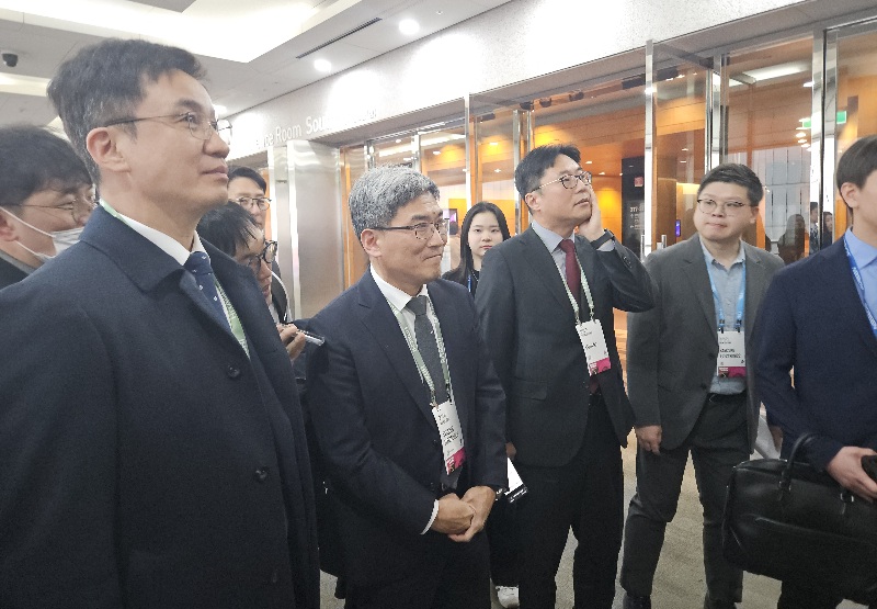 ▲ 송재혁 삼성전자 CTO가 19일 서울 강남구 코엑스에서 열린 '세미콘 코리아 2025'에서 부스를 둘러보고 있다ⓒ윤아름 기자