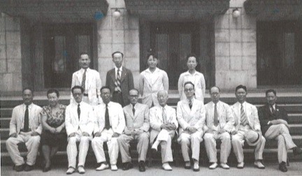 ▲ 1948년 대한민국 건국내각 기념사진. 앞줄 중앙에 이승만 대통령. 오른쪽부터 두번째 조봉암 농림부장관.