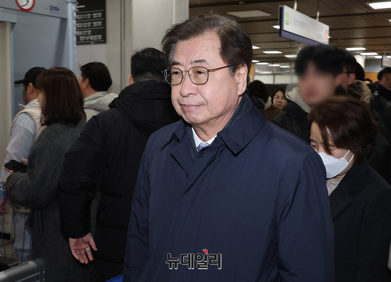 ▲ '탈북 어민 강제 북송 사건'으로 기소된 서훈 전 청와대 국가안보실장이 19일 오후 서울 서초구 서울중앙지법에서 열린 선고 공판에 출석하고 있다. ⓒ정상윤 기자