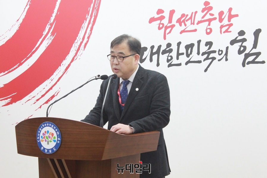 ▲ 강성기 충남도 기획조정실장이 19일 오후 도청 프레스센터에서 브리핑을 하고 있다.ⓒ김정원 기자