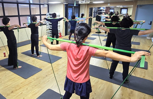 ▲ 12월까지 진잠건강나눔센터에서 지역 주민을 위한 연중 운영중인 맞춤형 운동 프로그램 ‘건강나누미 운동 교실’ⓒ유성구