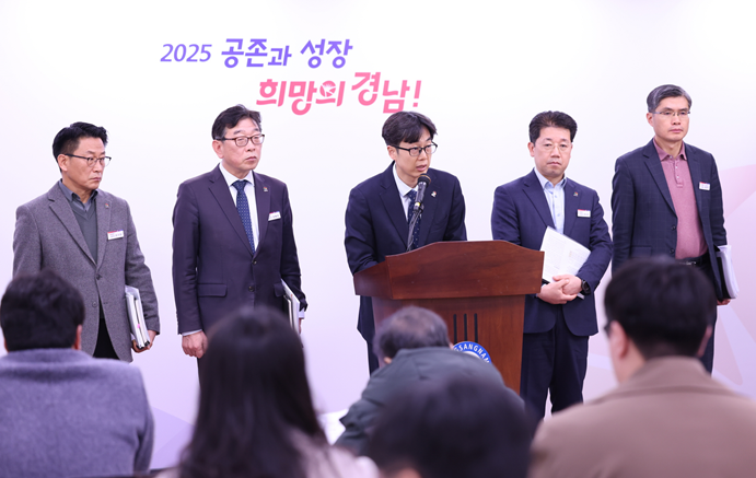 ▲ 김상원 경남도 관광개발국장이 19일 경남도청 브리핑룸에서 경남관광산업 생태계 조성 방안을 발표하고 있다.ⓒ경남도