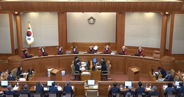 ▲ 13일 헌법재판소 윤석열 대통령 탄핵심판 8차 변론기일을 마무리하며 문형배 헌법재판소장 권한대행이 재판진행 대본을 들어보이고 있다. ⓒ헌재영상 캡쳐