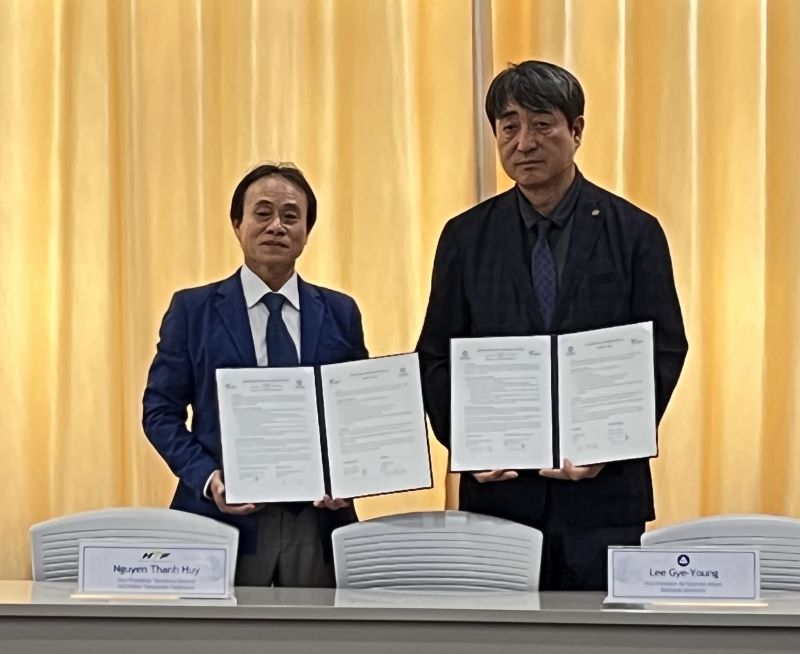 ▲ 응우엔 탄 후이(왼쪽) 베트남태권도협회 부회장과 이계영 백석대 대외협력부총장이 업무 협약을 맺은 후 기념 촬영을 하고 있다.ⓒ백석대