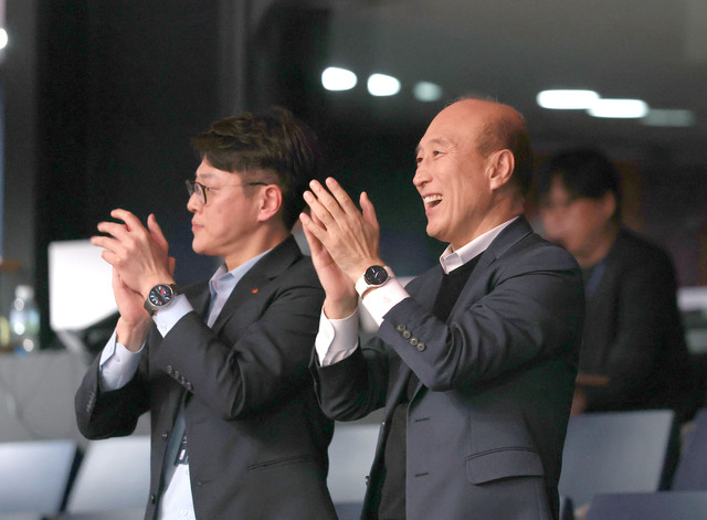 ▲ 김대웅 웰컴저축은행 대표이사(사진 오른쪽)가 19일 경기도 고양시 킨텍스 PBA 스타디움을 찾아 PBA 팀리그 포스트시즌 첫 경기를 관람하며 웰컴저축은행을 응원하고 있다.ⓒ프로당구협회