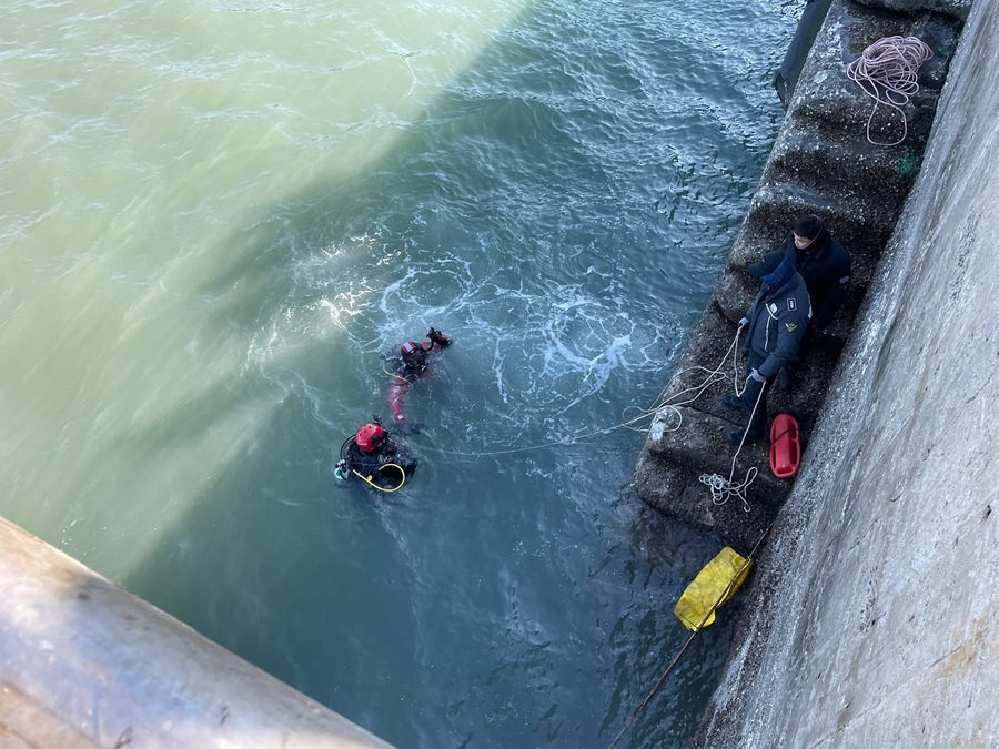 ▲ 보령해양경찰서 경찰관이 서천군 마량진항에서 바다로 추락한 차 안에 있는 60대를 구조하기 위해 입수하고 있다.ⓒ보령해양경찰서