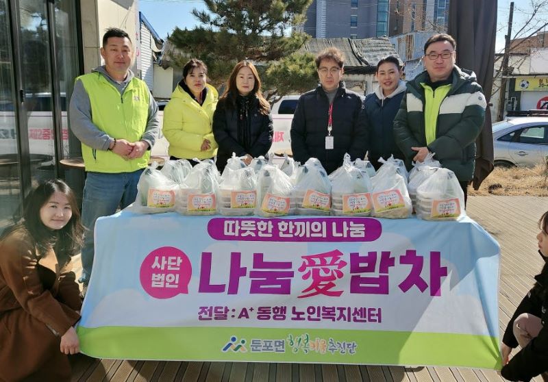 ▲ 어려운 이웃을 위해 밑반찬 지원 등 지역사회 나눔 활동에 앞장서고 있는 나눔愛밥차 관계자들이 나눠줄 물품 앞에 서 있다.ⓒ아산시