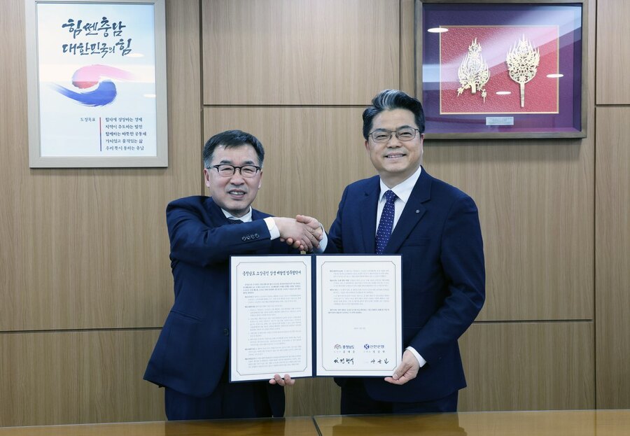 ▲ 지난 19일 충청남도 홍성군 충청남도청에서 충청남도와 공공배달앱 서비스 운영을 위한 업무협약을 체결하고 신한은행 영업추진3그룹 양군길 부행장(오른쪽)과 충청남도 전형식 정무부지사가 기념 촬영을 하고 있다. ⓒ신한은행