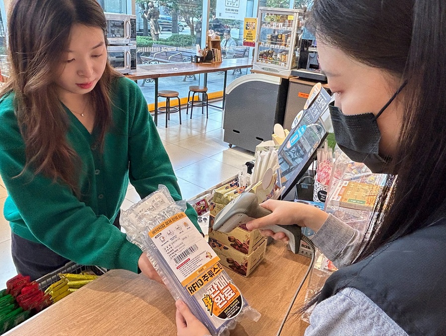 ▲ 한 고객이 편의점의 쥬류픽업 서비스 이용하고 있다.ⓒ이마트24