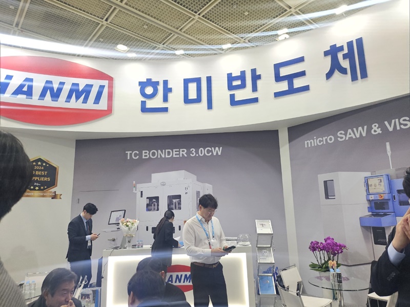 ▲ 한미반도체 전시 부스와 홍보 활동을 하고 있는 곽동신 회장ⓒ윤아름 기자