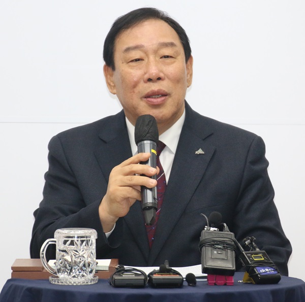 ▲ 최민호 세종시장은 20일 시청 정음실에서 기자회견을 열고 독립 연구기관 설립 조례안 통과를 위한 재논의를 촉구하고 있다.ⓒ이길표 기자