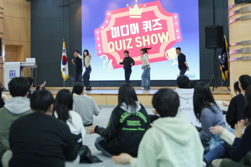 ▲ 상명대학교 2025학년도 천안캠퍼스 수시 및 정시모집 합격자 120여명이 한자리에 모여 신입생 예비대학 ‘힘찬 출발, 상명 숏폼’을 진행하고 있다.ⓒ상명대