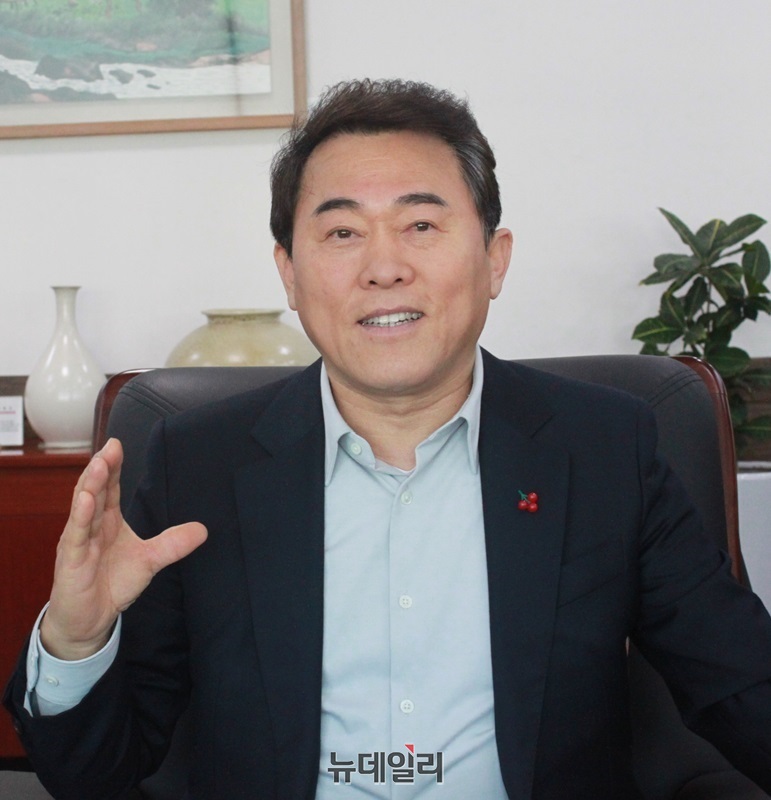 ▲ 오흥교 충북버스운송조합 이사장 뉴데일리와 인터뷰를 하고 있다.ⓒ김정원 기자