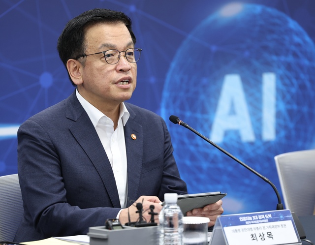 ▲ 최상목 대통령 권한대행 부총리 겸 기획재정부 장관이 20일 서울 중구 서울스퀘어 국가인공지능위원회에서 열린 제3차 국가인공지능위원회에서 발언하고 있다. 2025.02.20. ⓒ뉴시스