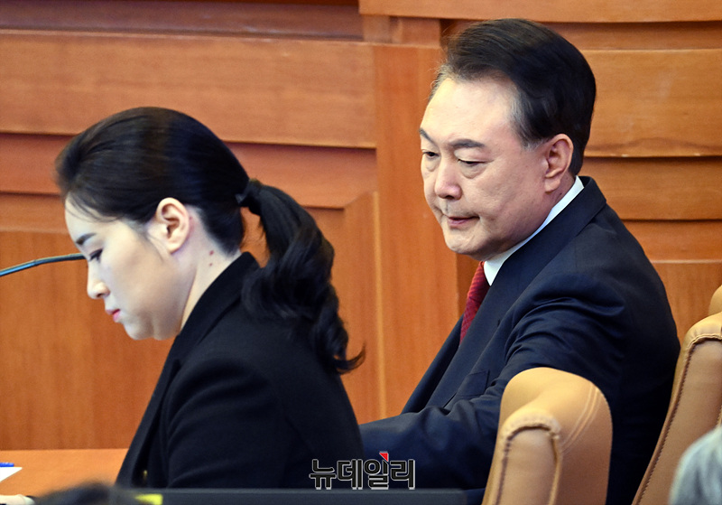 ▲ 윤석열 대통령이 13일 서울 종로구 헌법재판소에서 열린 '탄핵심판 8차 변론'에 출석하고 있다. (사진=공동취재단)