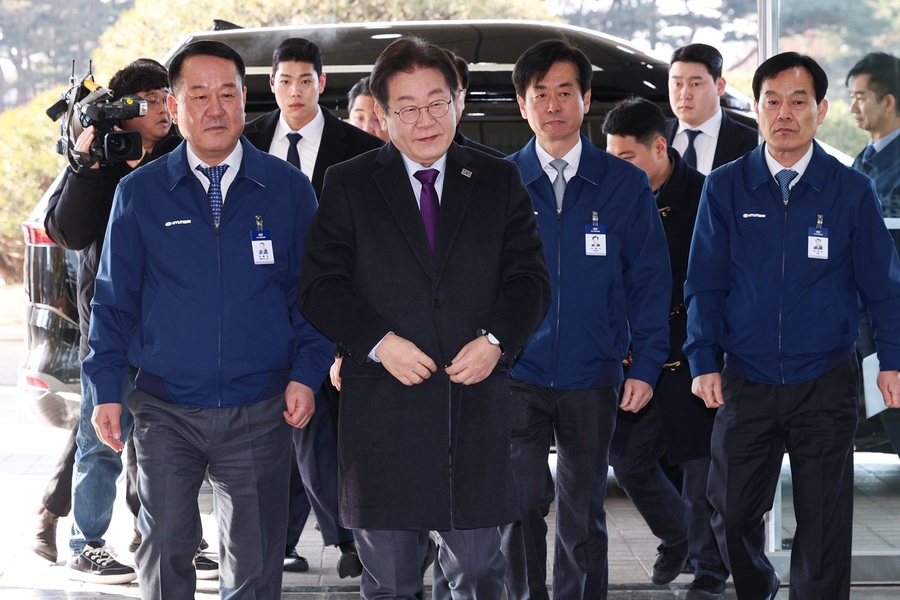 ▲ 이재명 더불어민주당 대표가 20일 오전 충남 아산시 현대자동차 아산공장을 방문해 방명록을 작성하기 위해 이동하고 있다. 2025.02.20. ⓒ뉴시스