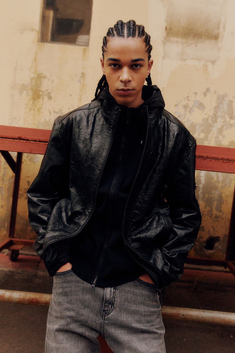 ▲ 시리즈_스탠드넥 크랙 레더 블루종ⓒ코오롱FnC