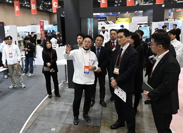 ▲ 김대헌 호반그룹 기획총괄사장이 홍보부스를 둘러보고 있다. ⓒ호반그룹