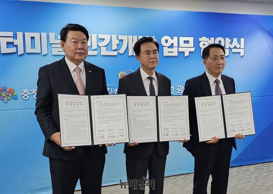 ▲ 충남도와 당진시가 물류기업 ㈜선광은 20일 충남도청에서 당진항을 대한민국 식량 물류의 핵심 거점으로 육성하는 대규모 투자협약을 체결했다. 사진 오른쪽부터 오성환 당진시장, 김태흠 충남도지사, 이도희 ㈜선광 대표이사.ⓒ김정원 기자