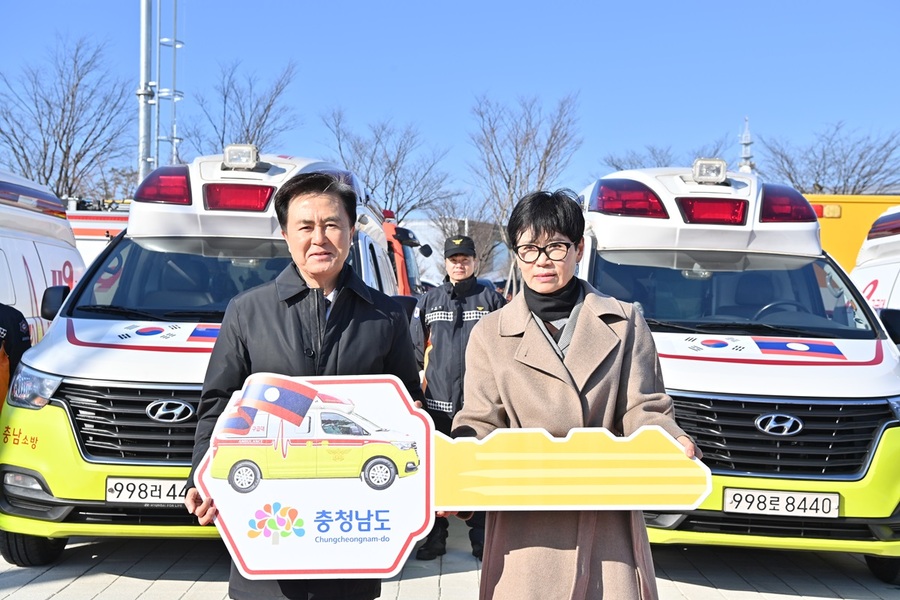 ▲ 김태흠 충남도지사가 20일 오후 도청 다목적광장에서 라오스 지원 구급차 출하식을 하고 있다.ⓒ충남도