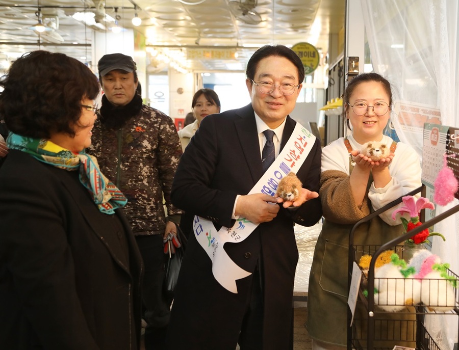 ▲ 황규철 옥천군수가 지역상가 이용하기 캠페인을 하고 있다.ⓒ옥천군
