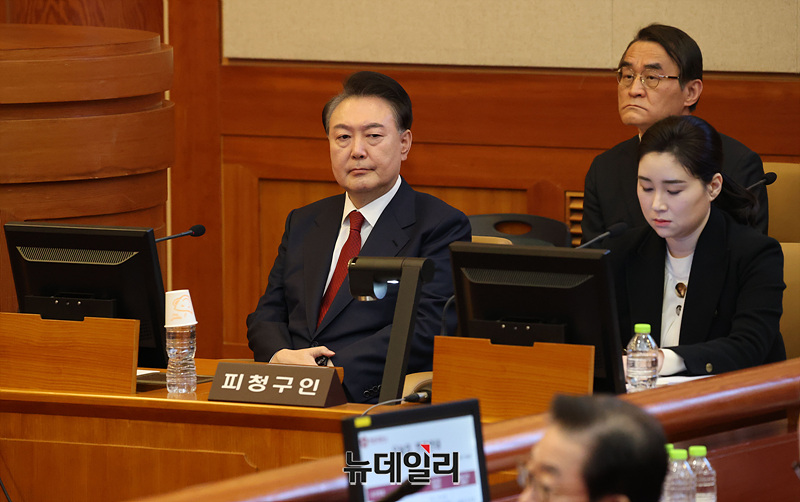 ▲ 윤석열 대통령이 13일 서울 종로구 헌법재판소에서 열린 '탄핵심판 8차 변론'에 출석해 자리하고 있다. (사진=공동취재단)