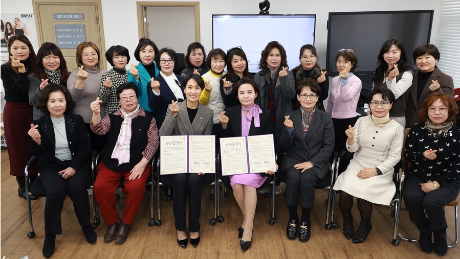 ▲ 충북도는 20일 ㈔충북미용사회(회장 이옥규)와 ‘다자녀 행복카드 가맹점 확대를 위한 업무협약’을 체결하고, ‘아이 낳고 기르기 좋은 충북’을 만드는데 힘을 모으기로 했다.ⓒ충북도