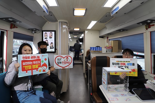 ▲ 지난 19일 에코프로 포항캠퍼스에서 진행된 2025년 1분기 사랑의 헌혈캠페인에 참여한 임직원들이 헌혈홍보 문구가 적힌 피켓을 들고 기념촬영을 하고 있다.ⓒ에코프로