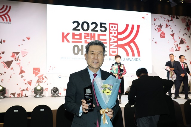 ▲ 지난 19일 서울 더플라자호텔에서 열린 2025 K-브랜드 어워즈의 K-도시 부문에서 디지털융합혁신도시로 선정돼 이강덕 시장이 기념 촬영을 하고 있다.ⓒ포항시